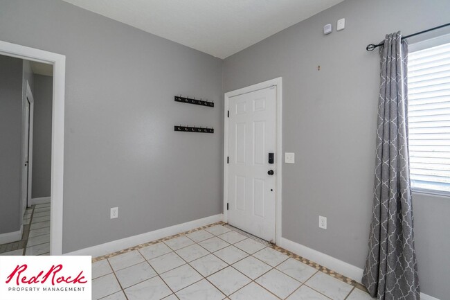 Building Photo - Lovely 2 Bedroom Condo. Pet Friendly!