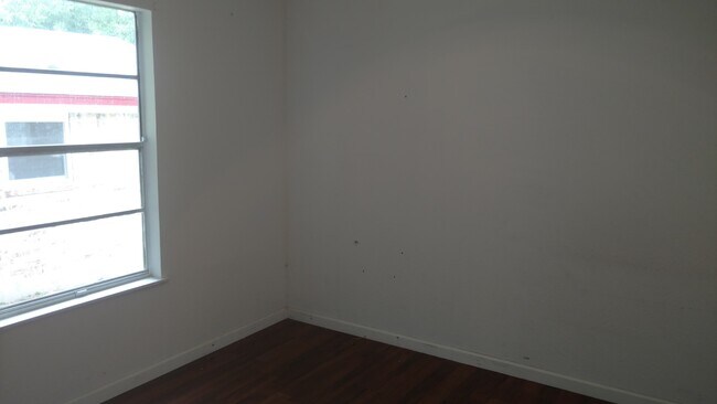 Building Photo - Nice older house in N Austin