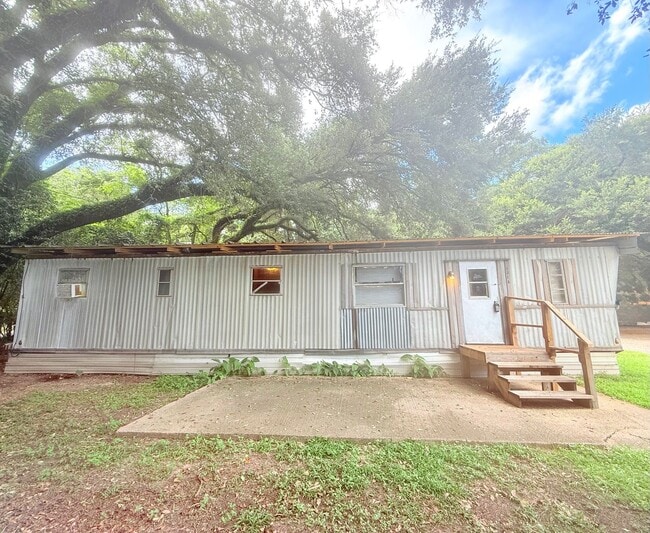 Primary Photo - Cozy 2-Bedroom Home - Spacious Backyard