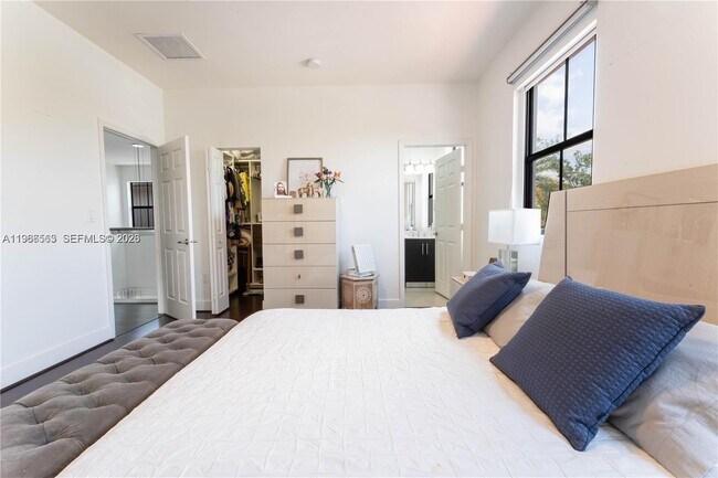 Building Photo - 10560 NW 69th Terrace