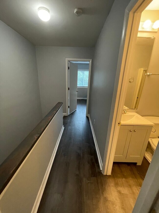 Building Photo - Updated 2br 2ba End Unit in Chancellor Squ...