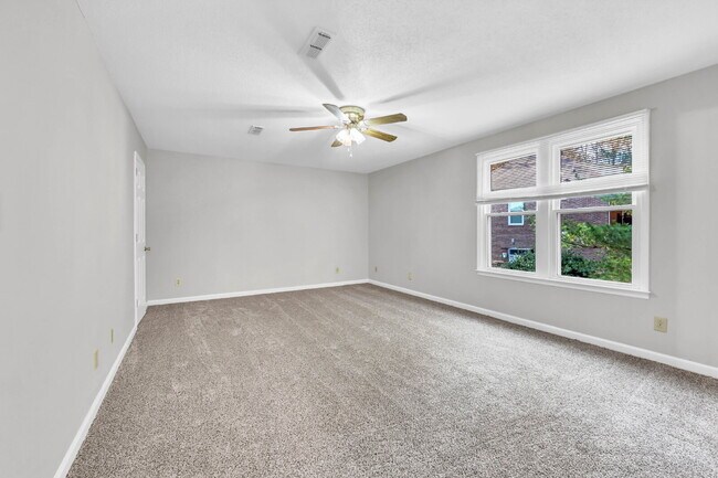 Building Photo - Spacious 3 Bedroom and 2.5 Bathroom