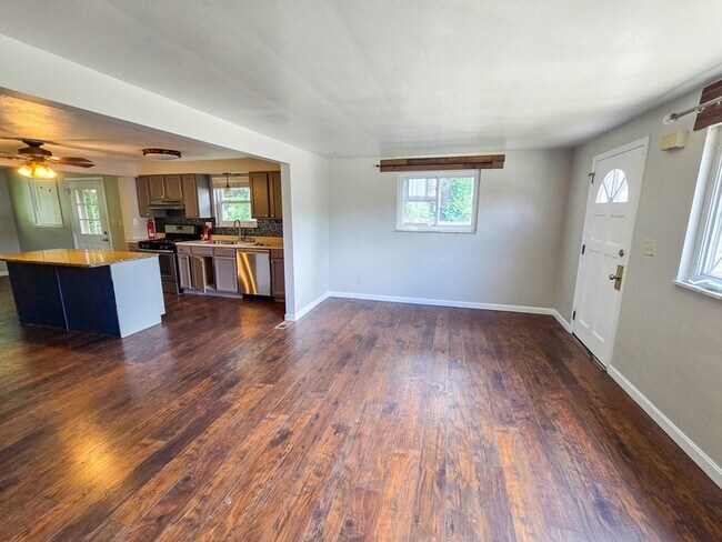 Building Photo - 151 Mahoning Dr
