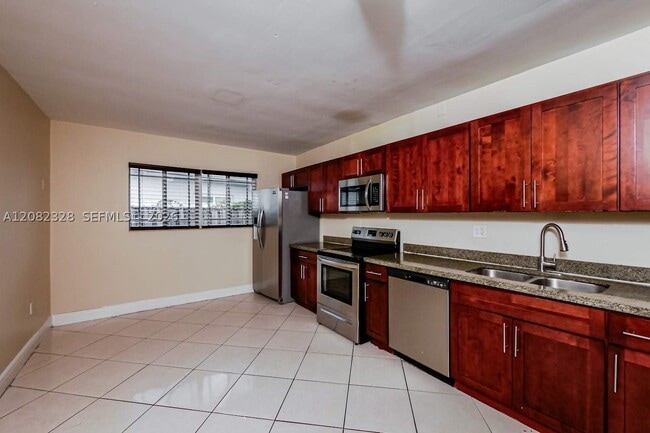 Building Photo - 623 W 63rd Dr