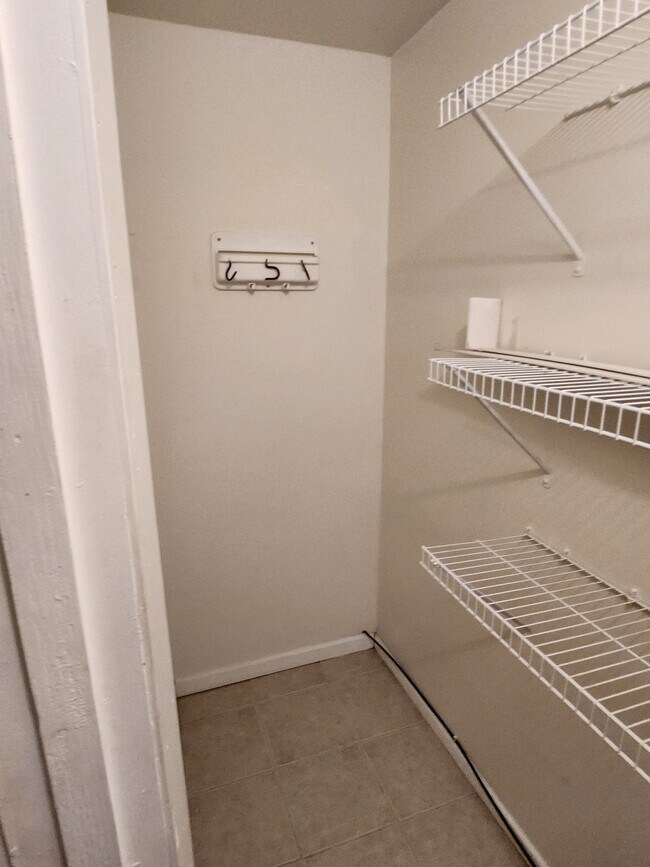 View of walk in pantry - 910 Morningside Ln
