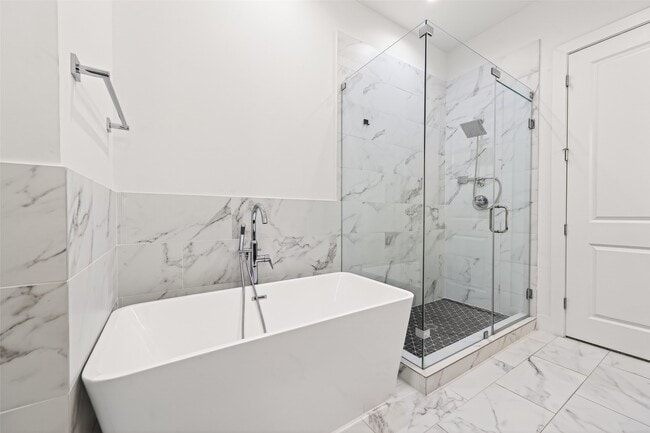 Building Photo - 5841 Dolores St