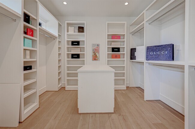 Building Photo - 1506 W 43rd St