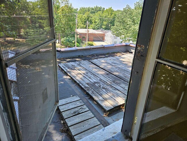 Building Photo - 109 E Stewart Rd
