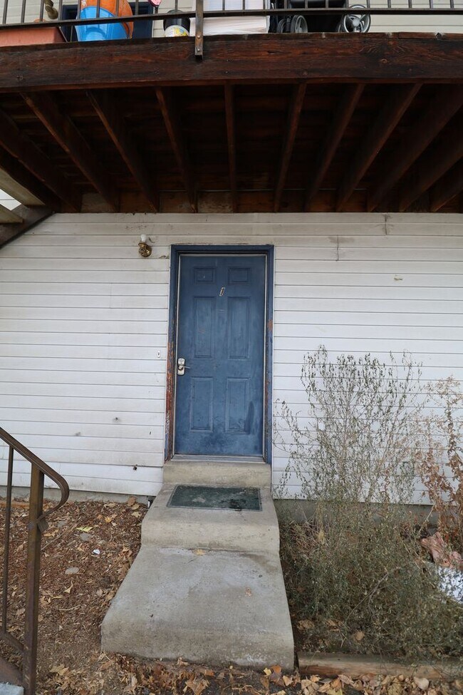 Building Photo - 400 E 4 plex