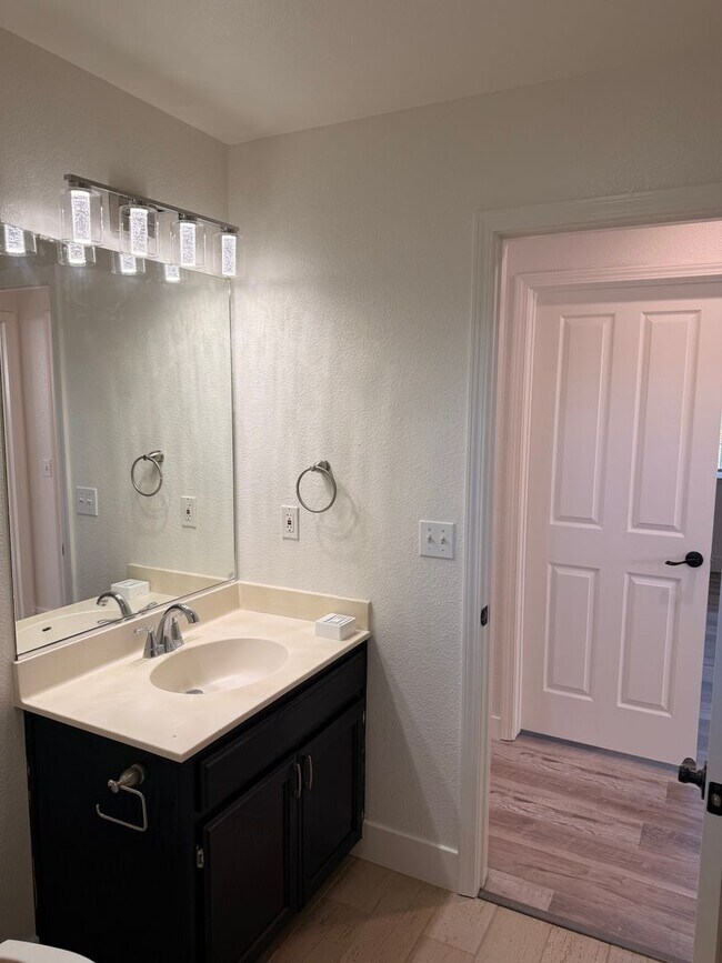 Building Photo - Come check out this lovely 3 bedroom 3 bath home Conveniently located near the Marlow Shopping ce...