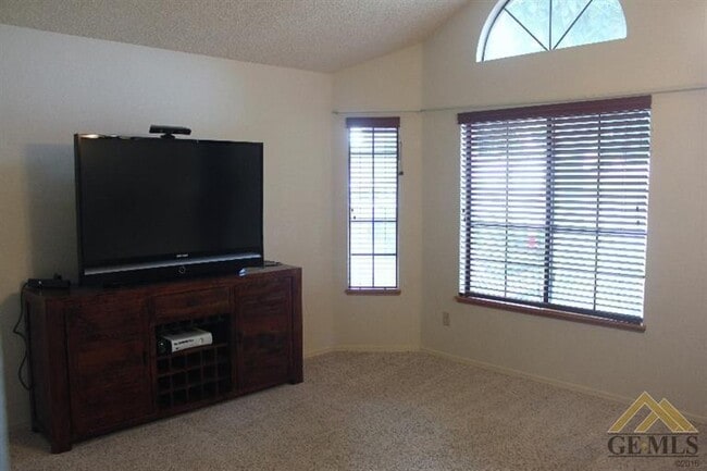 Building Photo - Spacious 4 Bed | 2 Bath in The Oaks Commun...