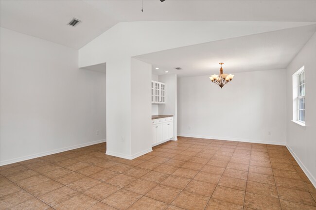 Building Photo - 3 Bedroom Scenic Heights Home