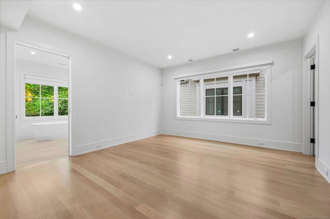 Building Photo - 187 Field Point Rd