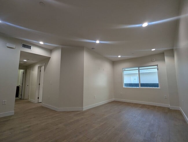 Building Photo - 14411 Vanowen St