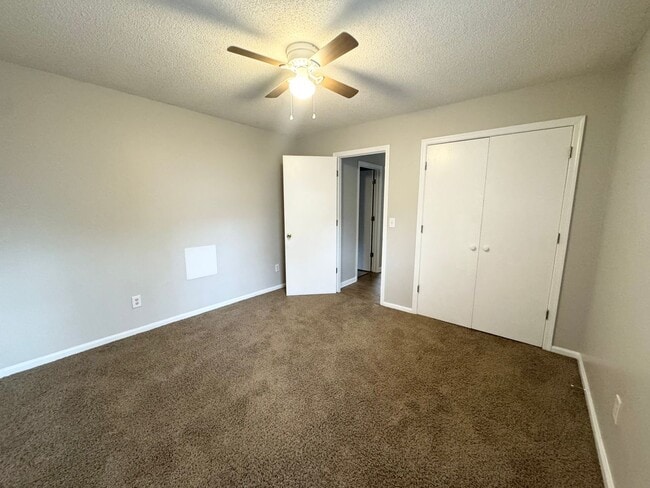 Building Photo - 203 Oakwood Ln