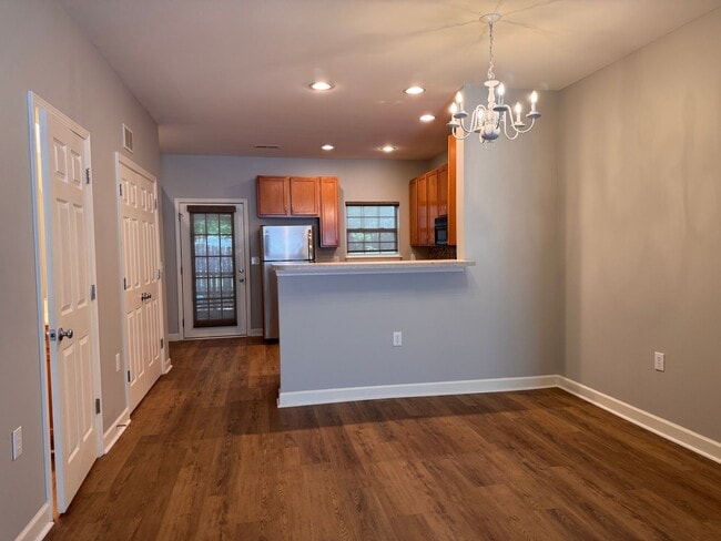 Building Photo - 2BR 2.5BA Townhome with Screened Porch