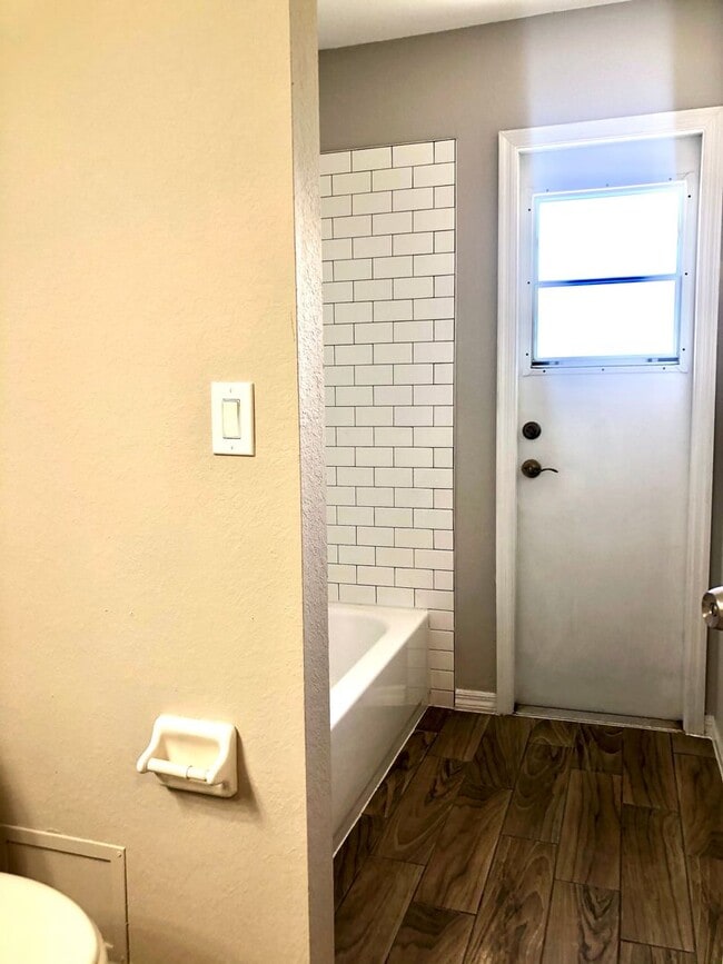 Building Photo - Wonderful 3/2 home in ORLANDO - GOLF COURS...