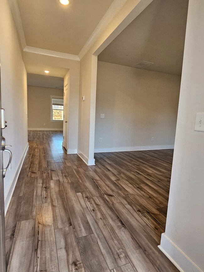 Building Photo - 558 Laxton Rd