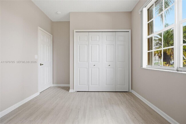 Building Photo - 575 SE 29th Dr