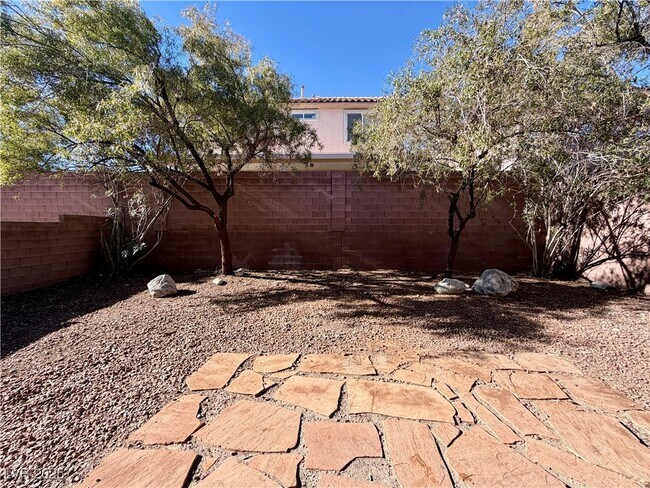 Building Photo - 2301 Summer Home St