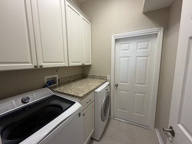 Building Photo - 4720 Decatur Cir