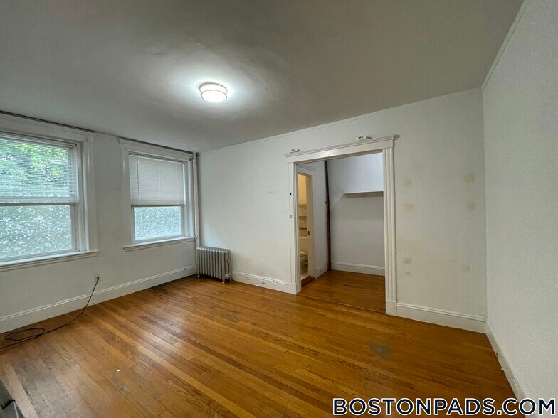 Building Photo - 170 Maple St