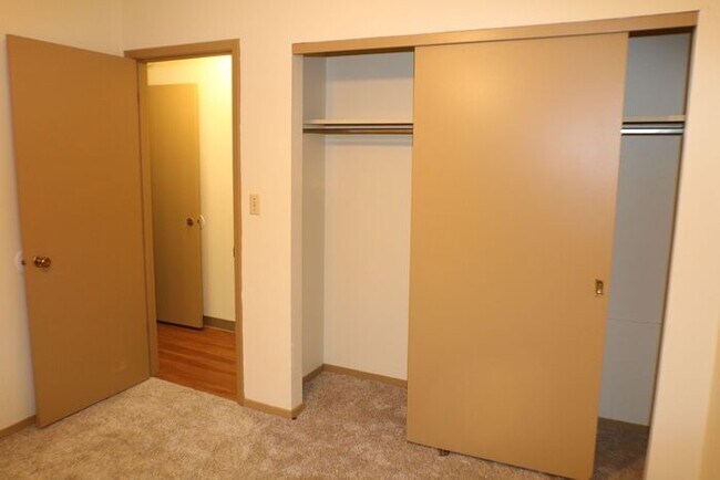 Building Photo - $925 | 2 Bedroom, 1 Bathroom Apartment | N...
