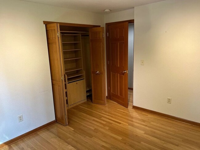 Building Photo - CUSTOM 3BD 2.5BA HARDWOOD FLOORS THROUGHOUT