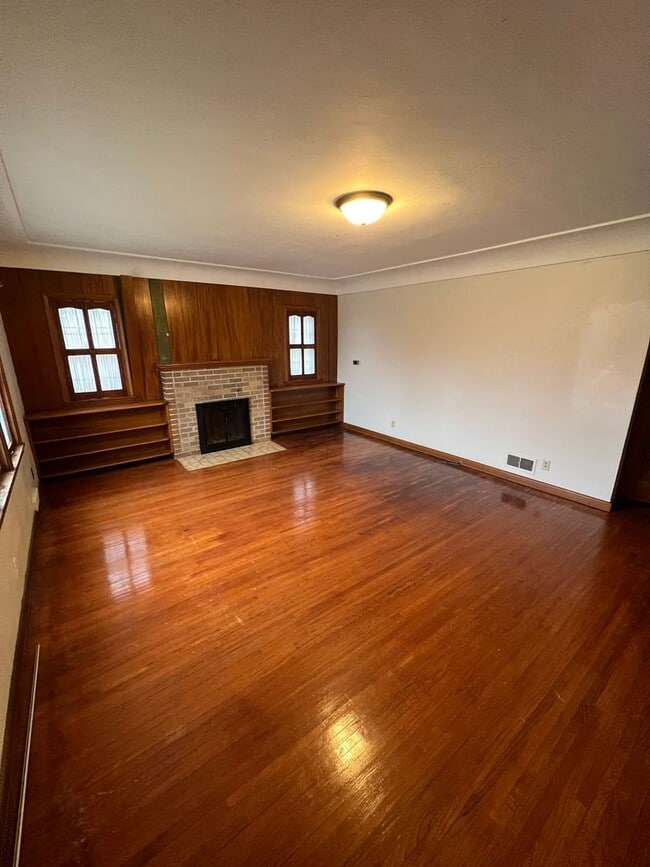 Building Photo - Very Spacious 4 Bedroom 2 1/2 Bath House Close to Campus!