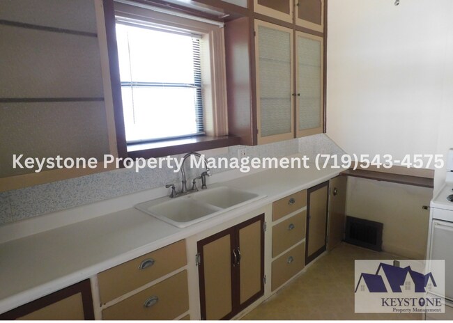 Building Photo - Freshly Painted Home - 2 Bedrooms/1 Bath/ ...