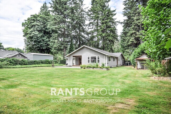 Building Photo - Beautiful Home in Tumwater on 1/2 acre!