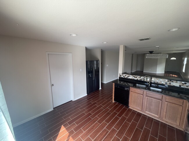 Building Photo - 220 Chalk Mountain Dr