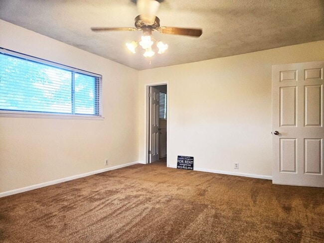 Building Photo - 3/2/2 with Classic Charm in Southeast Sherman