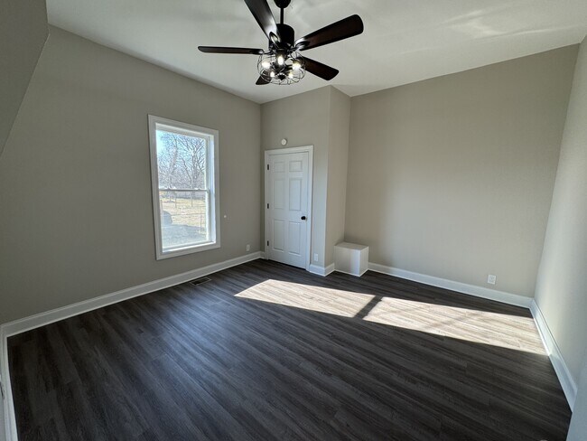 Building Photo - 122 N Vine St