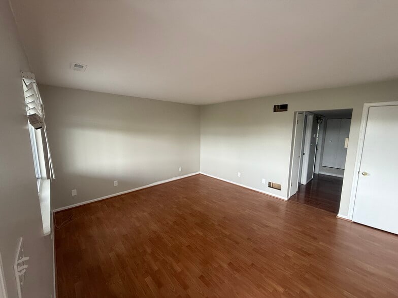 Building Photo - 2308 Gladstone Ave