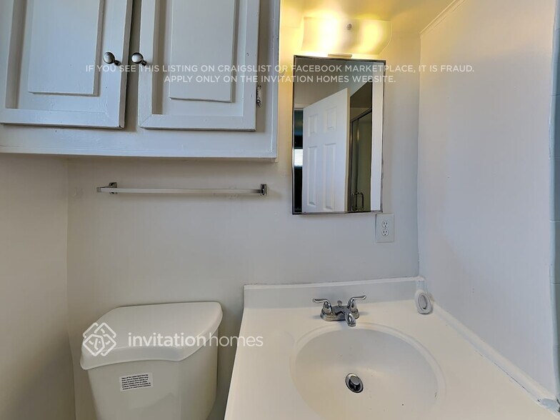 Building Photo - 10480 Hole Ave