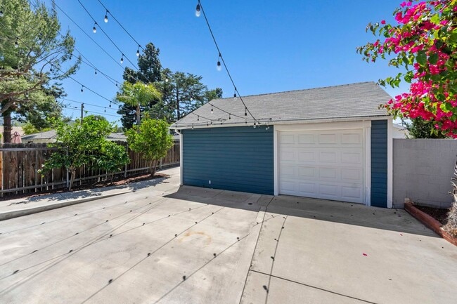 Building Photo - 10823 McVine Ave