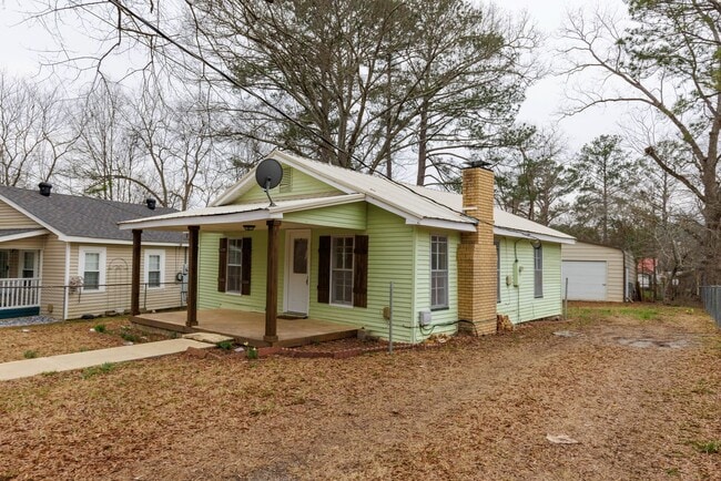 Building Photo - 2 Bedroom Charmer in heart of Columbiana