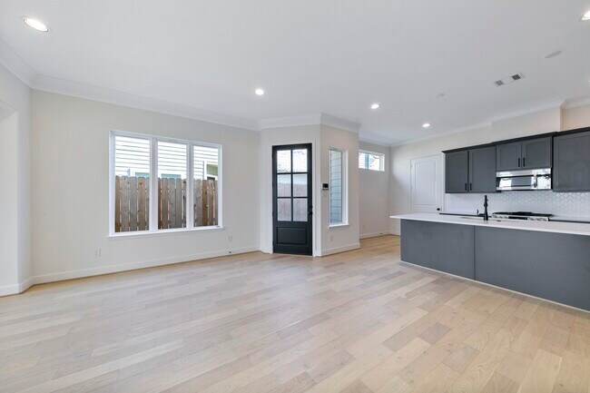 Building Photo - 946 Judiway St
