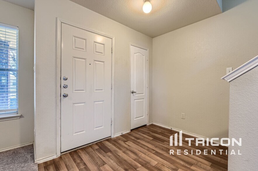 Building Photo - 7156 Little Mohican Dr