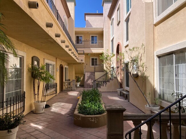 Building Photo - 7037 S La Tijera Blvd
