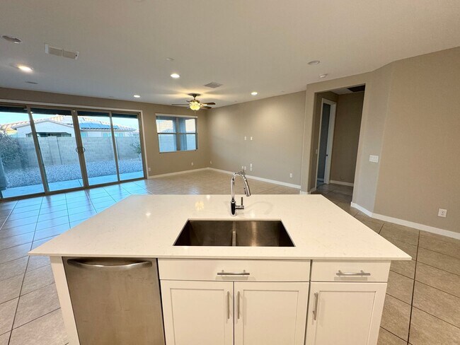 Building Photo - Beautiful Single Level Home Near Verrado!