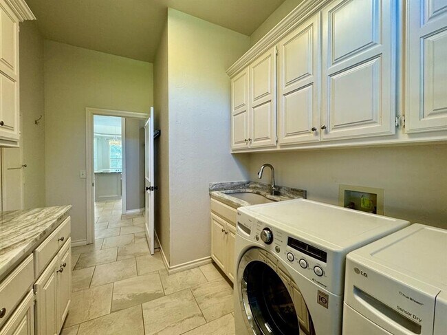 Building Photo - 2600 Sweetbriar Ct