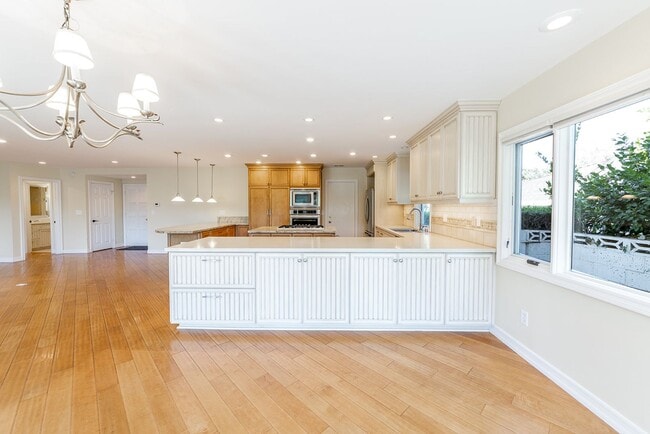 Building Photo - Spacious single level Home with A/C on the Golf Course!