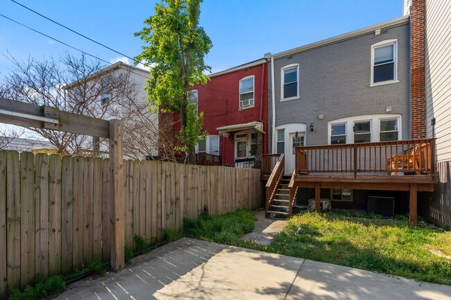 Building Photo - Recently Renovated Row House - H St Corrid...