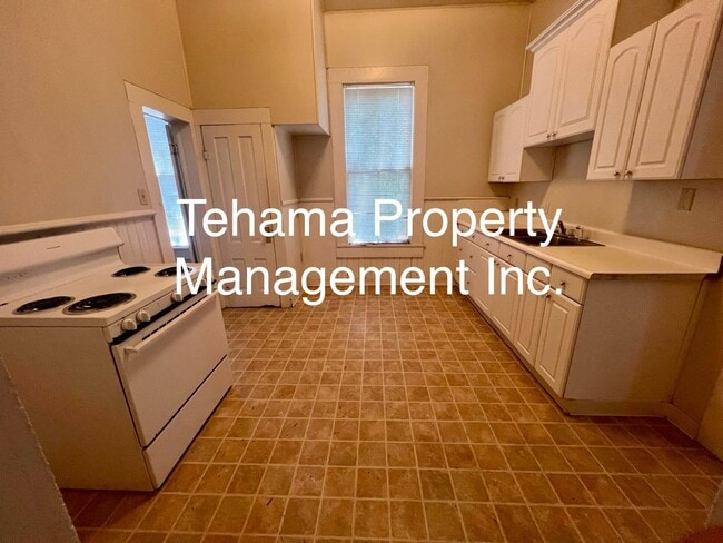 Building Photo - Victorian downtown location 3 bedroom 1 bath