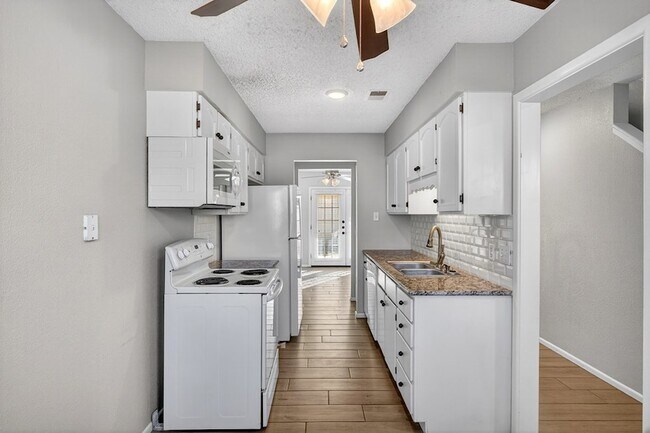 Building Photo - 3222 Preston Dr