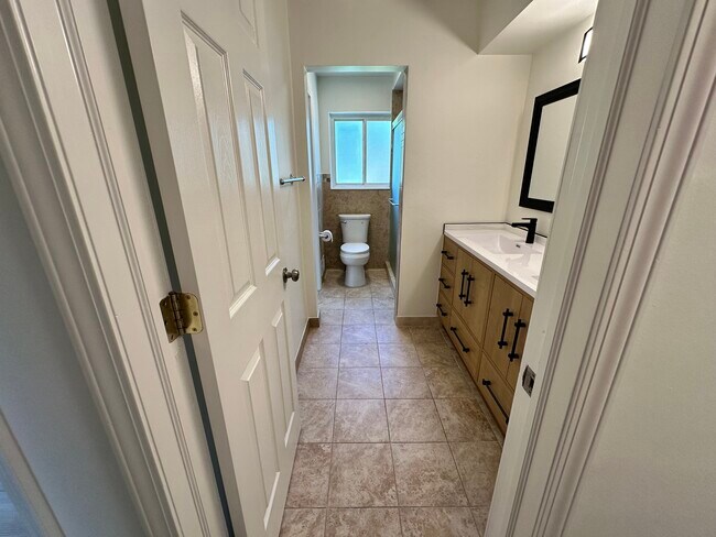 Building Photo - Impeccably Clean Warren Ranch!