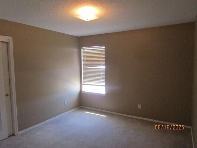 Building Photo - NW 3BR 2 1/2B 1605SF