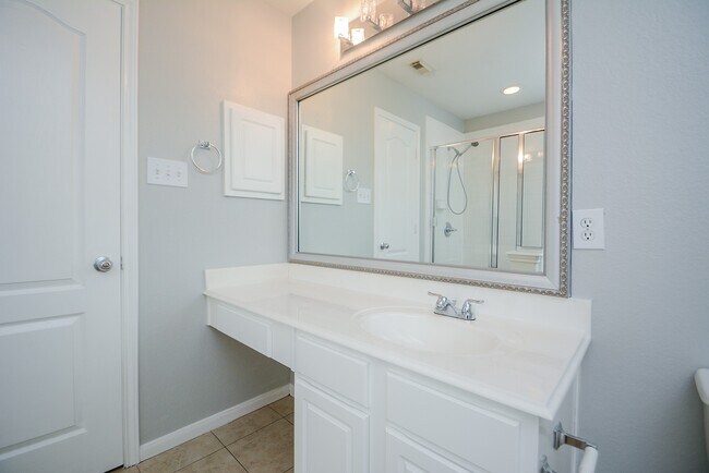 Building Photo - 16102 Limestone Lake Dr